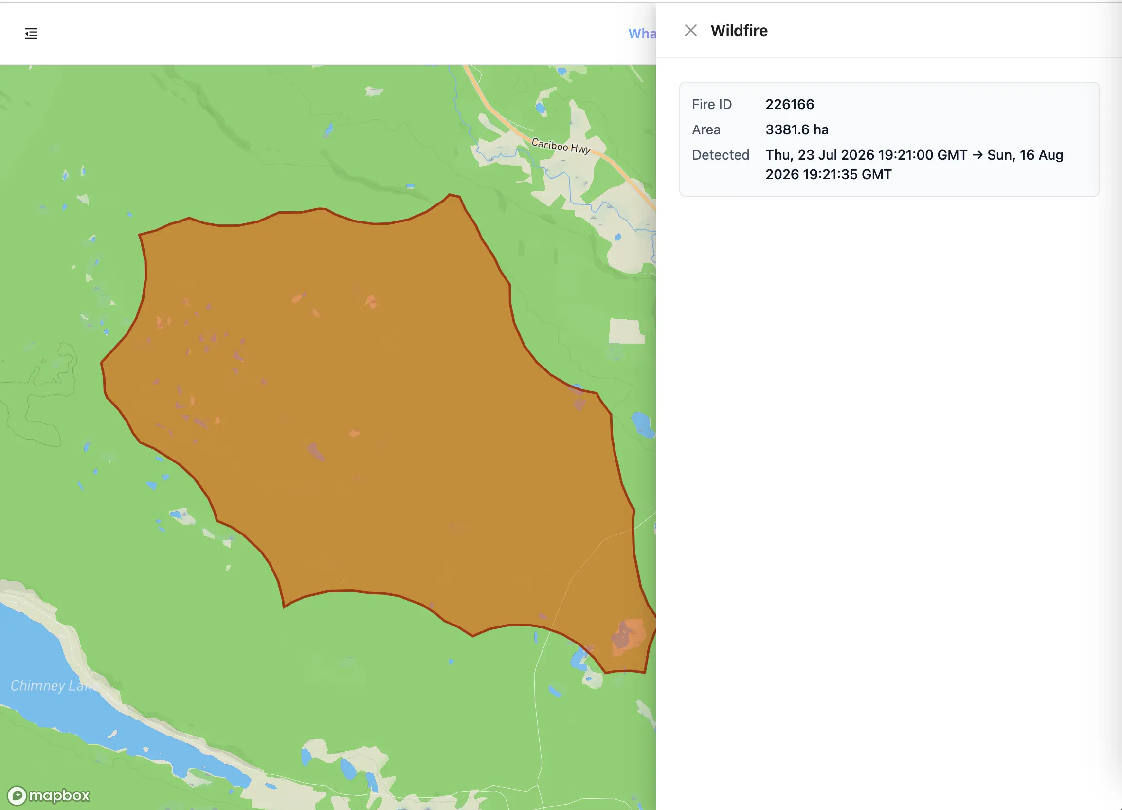 Polygones orange de périmètres de feux de forêt actifs sur la carte